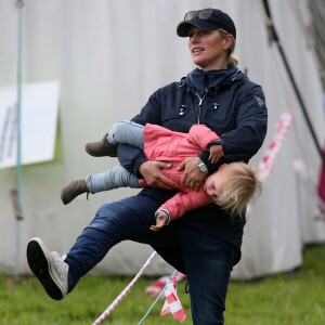 Zara Phillips et Mia soutenaient Mike Tindall qui participait le 11 juillet 2015 au Artemis Great Kindrochit Quadrathlon, dans le Perthshire en Ecosse. Il a fini 166e sur environ 300 partants.