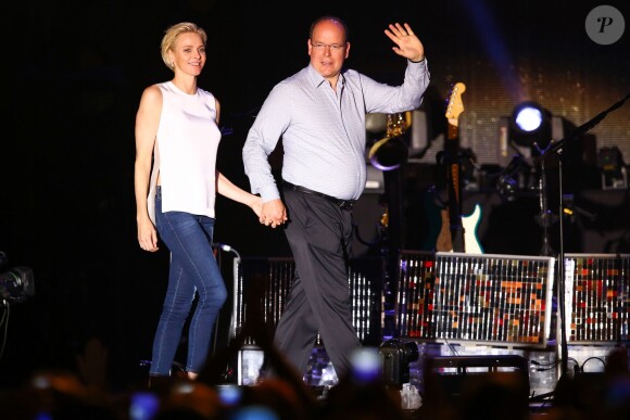 Le prince Albert II et la princesse Charlene de Monaco étaient très enthousiastes lors du grand concert organisé le 12 juillet 2015 sur la place du palais, avec Robbie Williams et Lemar, en clôture des célébrations des 10 ans de règne du souverain.