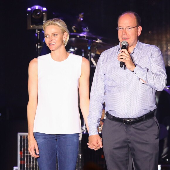 Le prince Albert II et la princesse Charlene de Monaco étaient très enthousiastes lors du grand concert organisé le 12 juillet 2015 sur la place du palais, avec Robbie Williams et Lemar, en clôture des célébrations des 10 ans de règne du souverain.