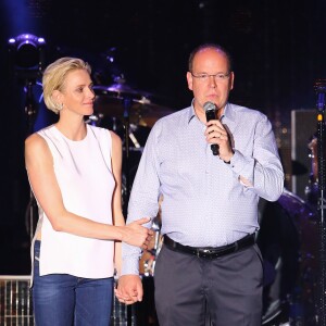 Le prince Albert II et la princesse Charlene de Monaco étaient très enthousiastes lors du grand concert organisé le 12 juillet 2015 sur la place du palais, avec Robbie Williams et Lemar, en clôture des célébrations des 10 ans de règne du souverain.