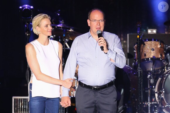 Le prince Albert II et la princesse Charlene de Monaco étaient très enthousiastes lors du grand concert organisé le 12 juillet 2015 sur la place du palais, avec Robbie Williams et Lemar, en clôture des célébrations des 10 ans de règne du souverain.