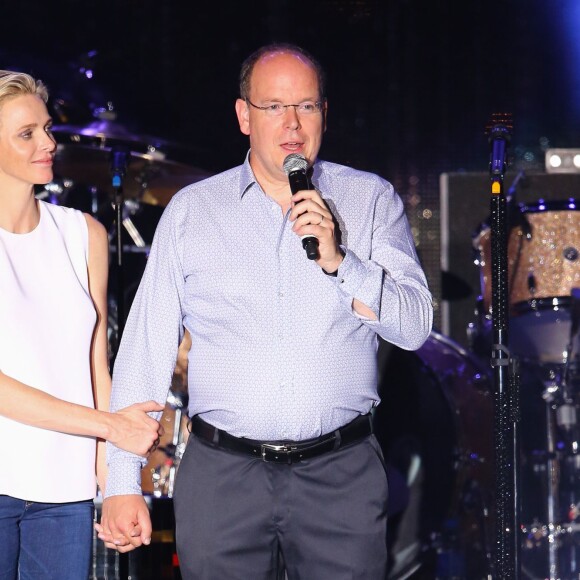 Le prince Albert II et la princesse Charlene de Monaco étaient très enthousiastes lors du grand concert organisé le 12 juillet 2015 sur la place du palais, avec Robbie Williams et Lemar, en clôture des célébrations des 10 ans de règne du souverain.