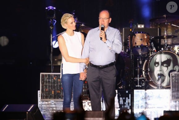 Le prince Albert II et la princesse Charlene de Monaco étaient très enthousiastes lors du grand concert organisé le 12 juillet 2015 sur la place du palais, avec Robbie Williams et Lemar, en clôture des célébrations des 10 ans de règne du souverain.