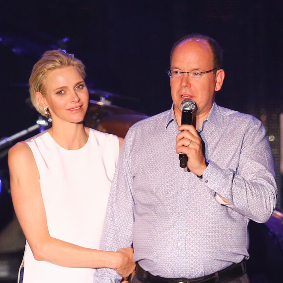 Le prince Albert II et la princesse Charlene de Monaco étaient très enthousiastes lors du grand concert organisé le 12 juillet 2015 sur la place du palais, avec Robbie Williams et Lemar, en clôture des célébrations des 10 ans de règne du souverain.