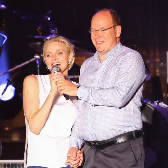 Le prince Albert II et la princesse Charlene de Monaco étaient très enthousiastes lors du grand concert organisé le 12 juillet 2015 sur la place du palais, avec Robbie Williams et Lemar, en clôture des célébrations des 10 ans de règne du souverain.