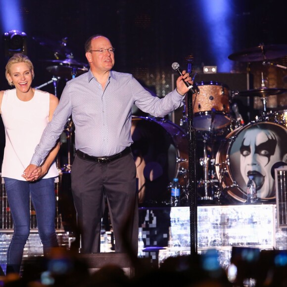 Le prince Albert II et la princesse Charlene de Monaco étaient très enthousiastes lors du grand concert organisé le 12 juillet 2015 sur la place du palais, avec Robbie Williams et Lemar, en clôture des célébrations des 10 ans de règne du souverain.