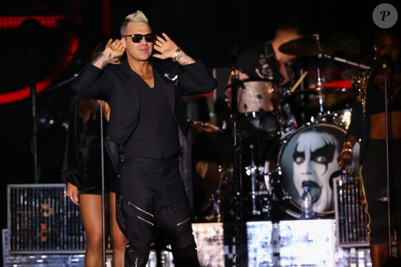 Robbie Williams était déchaîné pour faire le show ! Le prince Albert II et la princesse Charlene de Monaco ont offert un grand concert le 12 juillet 2015 sur la place du palais, avec Robbie Williams et Lemar, en clôture des célébrations des 10 ans de règne du souverain.