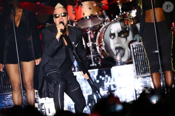 Robbie Williams était déchaîné pour faire le show ! Le prince Albert II et la princesse Charlene de Monaco ont offert un grand concert le 12 juillet 2015 sur la place du palais, avec Robbie Williams et Lemar, en clôture des célébrations des 10 ans de règne du souverain.