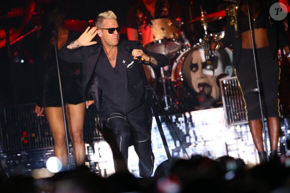 Robbie Williams était déchaîné pour faire le show ! Le prince Albert II et la princesse Charlene de Monaco ont offert un grand concert le 12 juillet 2015 sur la place du palais, avec Robbie Williams et Lemar, en clôture des célébrations des 10 ans de règne du souverain.