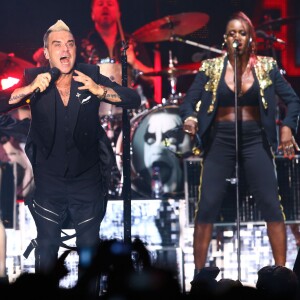 Robbie Williams était déchaîné pour faire le show ! Le prince Albert II et la princesse Charlene de Monaco ont offert un grand concert le 12 juillet 2015 sur la place du palais, avec Robbie Williams et Lemar, en clôture des célébrations des 10 ans de règne du souverain.