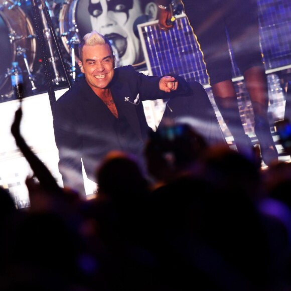 Robbie Williams était déchaîné pour faire le show ! Le prince Albert II et la princesse Charlene de Monaco ont offert un grand concert le 12 juillet 2015 sur la place du palais, avec Robbie Williams et Lemar, en clôture des célébrations des 10 ans de règne du souverain.