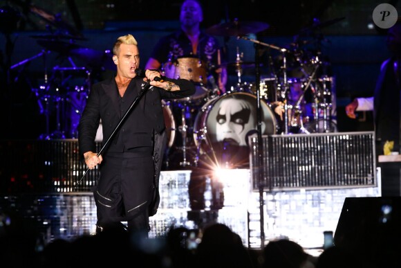 Robbie Williams était déchaîné pour faire le show ! Le prince Albert II et la princesse Charlene de Monaco ont offert un grand concert le 12 juillet 2015 sur la place du palais, avec Robbie Williams et Lemar, en clôture des célébrations des 10 ans de règne du souverain.