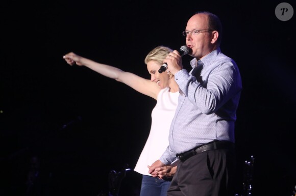 Le prince Albert II et la princesse Charlene de Monaco très complices lors du grand concert organisé le 12 juillet 2015 sur la place du palais, avec Robbie Williams et Lemar, en clôture des célébrations des 10 ans de règne du souverain.