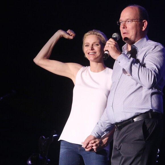 Le prince Albert II et la princesse Charlene de Monaco très complices lors du grand concert organisé le 12 juillet 2015 sur la place du palais, avec Robbie Williams et Lemar, en clôture des célébrations des 10 ans de règne du souverain.