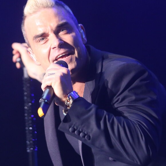 Robbie Williams a accompli sa mission princière ! Le prince Albert II et la princesse Charlene de Monaco étaient euphoriques lors du grand concert organisé le 12 juillet 2015 sur la place du palais, avec Robbie Williams et Lemar, en clôture des célébrations des 10 ans de règne du souverain.