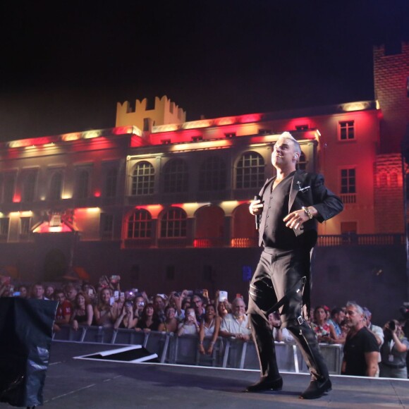 Robbie Williams a accompli sa mission princière ! Le prince Albert II et la princesse Charlene de Monaco étaient euphoriques lors du grand concert organisé le 12 juillet 2015 sur la place du palais, avec Robbie Williams et Lemar, en clôture des célébrations des 10 ans de règne du souverain.
