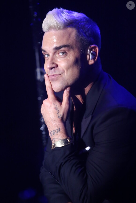 Robbie Williams a accompli sa mission princière ! Le prince Albert II et la princesse Charlene de Monaco étaient euphoriques lors du grand concert organisé le 12 juillet 2015 sur la place du palais, avec Robbie Williams et Lemar, en clôture des célébrations des 10 ans de règne du souverain.