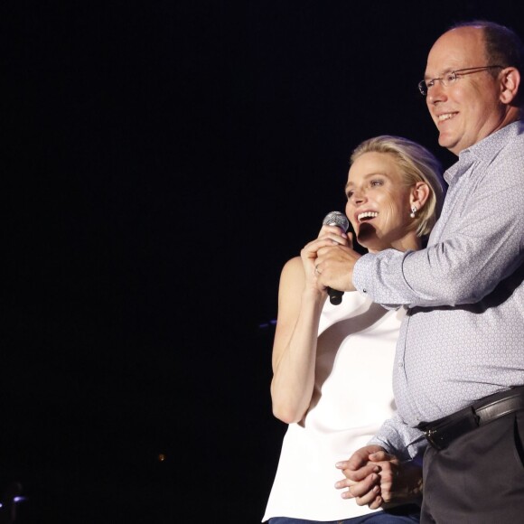 La princesse Charlene de Monaco était d'une humeur éblouissante au côté du prince Albert II lors du grand concert organisé le 12 juillet 2015 sur la place du palais, avec Robbie Williams et Lemar, en clôture des célébrations des 10 ans de règne du souverain.