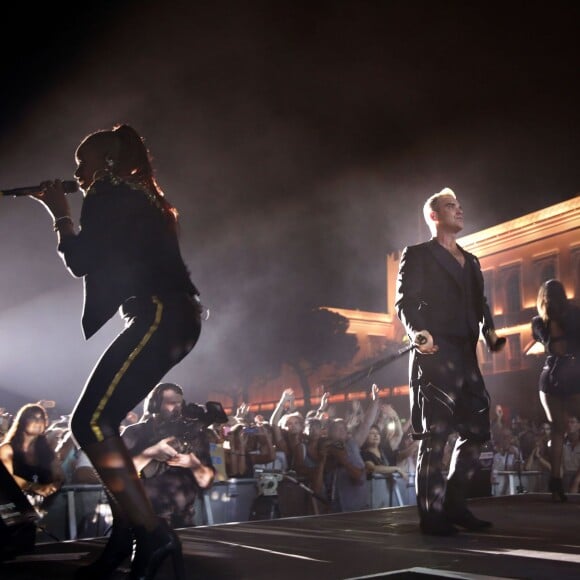 Robbie Williams dans ses oeuvres. La princesse Charlene de Monaco était d'une humeur éblouissante au côté du prince Albert II lors du grand concert organisé le 12 juillet 2015 sur la place du palais, avec Robbie Williams et Lemar, en clôture des célébrations des 10 ans de règne du souverain.