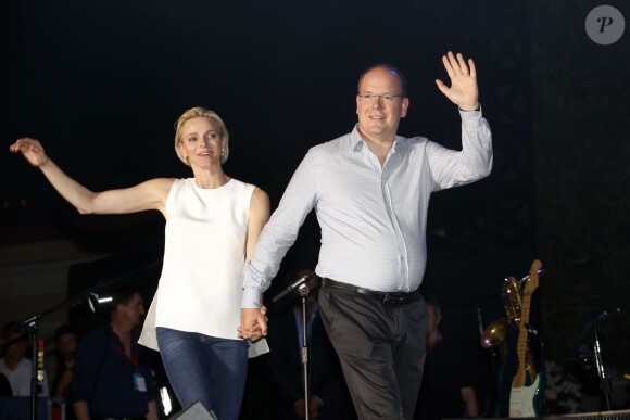 La princesse Charlene de Monaco était d'une humeur éblouissante au côté du prince Albert II lors du grand concert organisé le 12 juillet 2015 sur la place du palais, avec Robbie Williams et Lemar, en clôture des célébrations des 10 ans de règne du souverain.