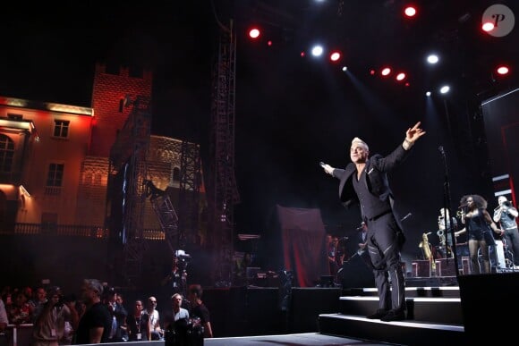Robbie Williams dans ses oeuvres. La princesse Charlene de Monaco était d'une humeur éblouissante au côté du prince Albert II lors du grand concert organisé le 12 juillet 2015 sur la place du palais, avec Robbie Williams et Lemar, en clôture des célébrations des 10 ans de règne du souverain.