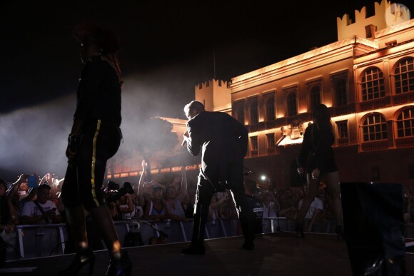Robbie Williams dans ses oeuvres. La princesse Charlene de Monaco était d'une humeur éblouissante au côté du prince Albert II lors du grand concert organisé le 12 juillet 2015 sur la place du palais, avec Robbie Williams et Lemar, en clôture des célébrations des 10 ans de règne du souverain.