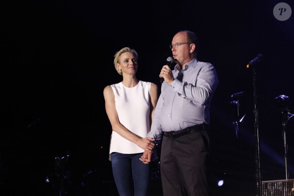 La princesse Charlene de Monaco était d'une humeur éblouissante au côté du prince Albert II lors du grand concert organisé le 12 juillet 2015 sur la place du palais, avec Robbie Williams et Lemar, en clôture des célébrations des 10 ans de règne du souverain.