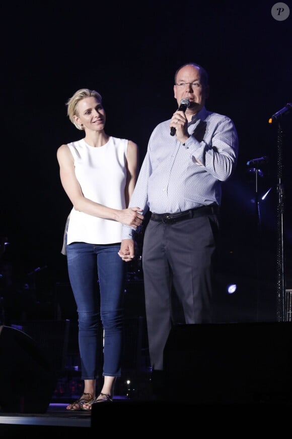 La princesse Charlene de Monaco était d'une humeur éblouissante au côté du prince Albert II lors du grand concert organisé le 12 juillet 2015 sur la place du palais, avec Robbie Williams et Lemar, en clôture des célébrations des 10 ans de règne du souverain.