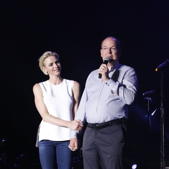 La princesse Charlene de Monaco était d'une humeur éblouissante au côté du prince Albert II lors du grand concert organisé le 12 juillet 2015 sur la place du palais, avec Robbie Williams et Lemar, en clôture des célébrations des 10 ans de règne du souverain.