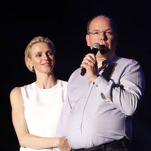 La princesse Charlene de Monaco était d'une humeur éblouissante au côté du prince Albert II lors du grand concert organisé le 12 juillet 2015 sur la place du palais, avec Robbie Williams et Lemar, en clôture des célébrations des 10 ans de règne du souverain.