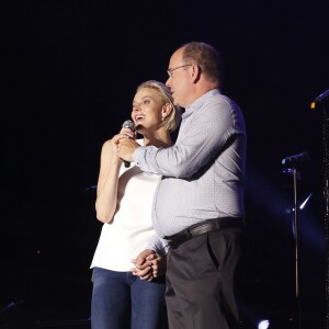 La princesse Charlene de Monaco était d'une humeur éblouissante au côté du prince Albert II lors du grand concert organisé le 12 juillet 2015 sur la place du palais, avec Robbie Williams et Lemar, en clôture des célébrations des 10 ans de règne du souverain.