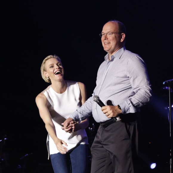 La princesse Charlene de Monaco était d'une humeur éblouissante au côté du prince Albert II lors du grand concert organisé le 12 juillet 2015 sur la place du palais, avec Robbie Williams et Lemar, en clôture des célébrations des 10 ans de règne du souverain.