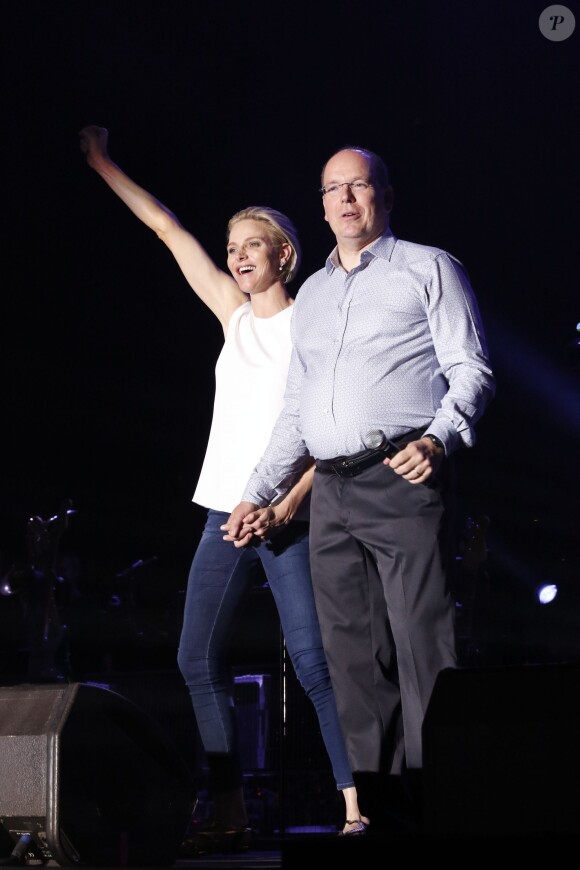 La princesse Charlene de Monaco était d'une humeur éblouissante au côté du prince Albert II lors du grand concert organisé le 12 juillet 2015 sur la place du palais, avec Robbie Williams et Lemar, en clôture des célébrations des 10 ans de règne du souverain.