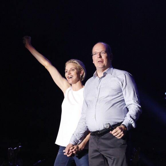 La princesse Charlene de Monaco était d'une humeur éblouissante au côté du prince Albert II lors du grand concert organisé le 12 juillet 2015 sur la place du palais, avec Robbie Williams et Lemar, en clôture des célébrations des 10 ans de règne du souverain.