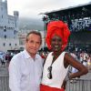 Jacky Ickx et sa femme Khadja Nin. Concert organisé le 12 juillet 2015 sur la place du palais princier à Monaco, avec Robbie Williams et Lemar, en clôture des célébrations des 10 ans de règne du souverain.