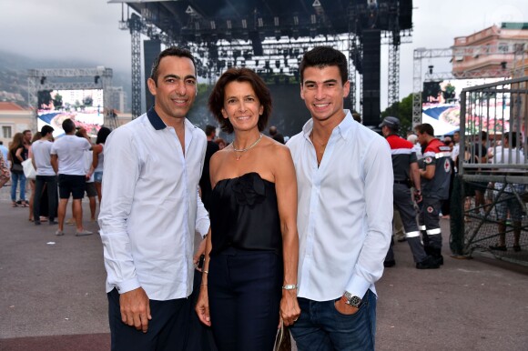Youri Djorkaeff, sa femme et l'un de leurs fils. Concert organisé le 12 juillet 2015 sur la place du palais princier à Monaco, avec Robbie Williams et Lemar, en clôture des célébrations des 10 ans de règne du souverain.
