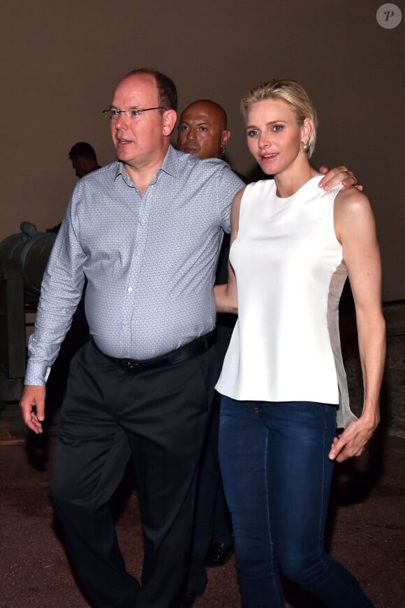 Albert II et Charlene de Monaco. Concert organisé le 12 juillet 2015 sur la place du palais princier à Monaco, avec Robbie Williams et Lemar, en clôture des célébrations des 10 ans de règne du souverain.