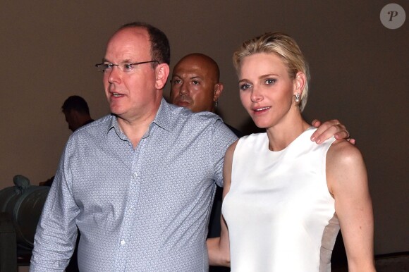 Albert II et Charlene de Monaco. Concert organisé le 12 juillet 2015 sur la place du palais princier à Monaco, avec Robbie Williams et Lemar, en clôture des célébrations des 10 ans de règne du souverain.