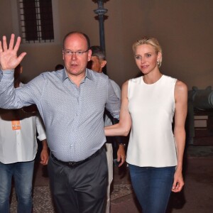 Albert II et Charlene de Monaco. Concert organisé le 12 juillet 2015 sur la place du palais princier à Monaco, avec Robbie Williams et Lemar, en clôture des célébrations des 10 ans de règne du souverain.