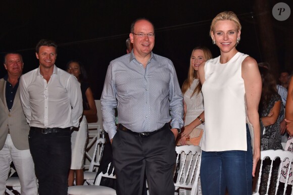 Albert II et Charlene de Monaco. Concert organisé le 12 juillet 2015 sur la place du palais princier à Monaco, avec Robbie Williams et Lemar, en clôture des célébrations des 10 ans de règne du souverain.