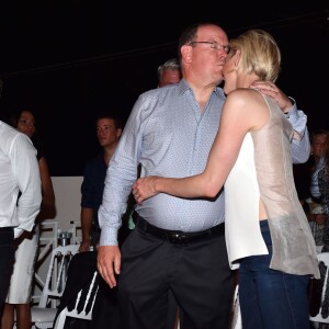 Albert II et Charlene de Monaco, moment de tendresse sous l'oeil de Gareth Wittstock... Concert organisé le 12 juillet 2015 sur la place du palais princier à Monaco, avec Robbie Williams et Lemar, en clôture des célébrations des 10 ans de règne du souverain.