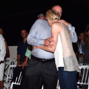 Albert II et Charlene de Monaco, moment de tendresse sous l'oeil de Gareth Wittstock... Concert organisé le 12 juillet 2015 sur la place du palais princier à Monaco, avec Robbie Williams et Lemar, en clôture des célébrations des 10 ans de règne du souverain.