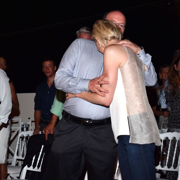 Albert II et Charlene de Monaco, moment de tendresse sous l'oeil de Gareth Wittstock... Concert organisé le 12 juillet 2015 sur la place du palais princier à Monaco, avec Robbie Williams et Lemar, en clôture des célébrations des 10 ans de règne du souverain.