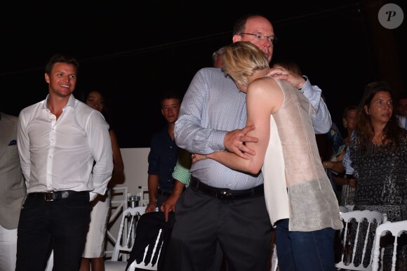 Albert II et Charlene de Monaco, moment de tendresse sous l'oeil de Gareth Wittstock... Concert organisé le 12 juillet 2015 sur la place du palais princier à Monaco, avec Robbie Williams et Lemar, en clôture des célébrations des 10 ans de règne du souverain.