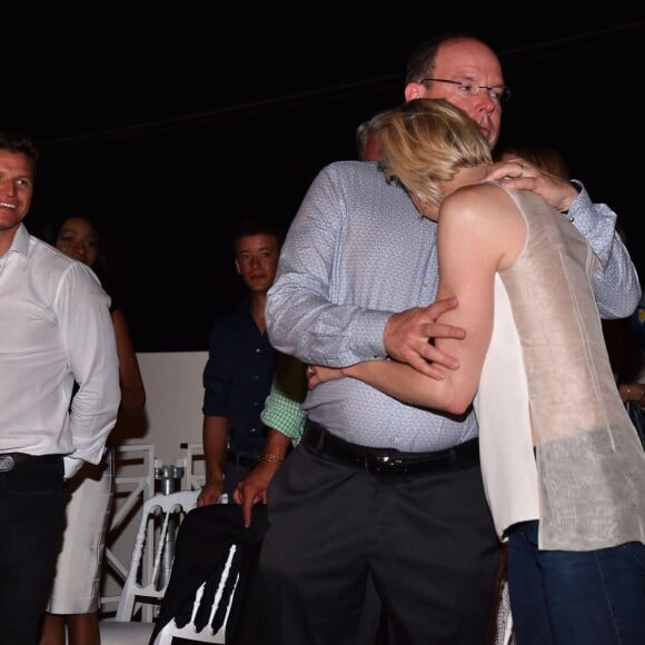 Albert II et Charlene de Monaco, moment de tendresse sous l'oeil de Gareth Wittstock... Concert organisé le 12 juillet 2015 sur la place du palais princier à Monaco, avec Robbie Williams et Lemar, en clôture des célébrations des 10 ans de règne du souverain.