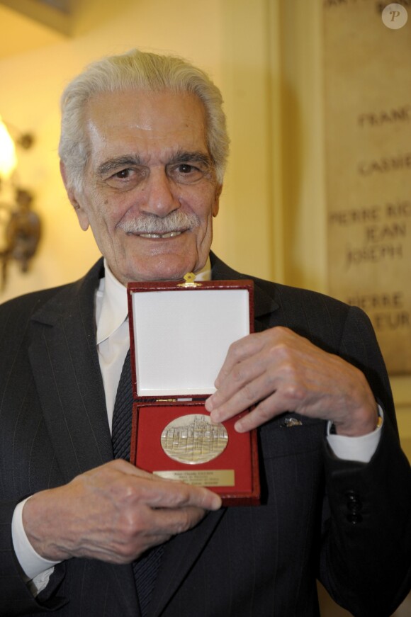 L'acteur Omar Sharif reçoit la médaille de la ville de Marseille par le premier adjoint Roland Blum, le 17 juin 2013