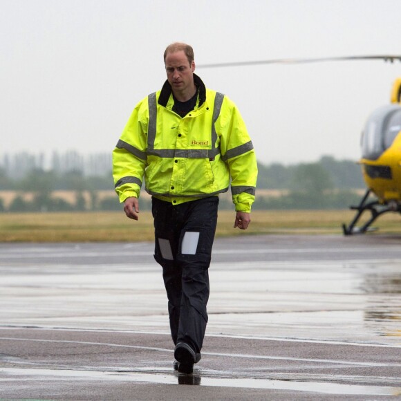 Le prince William, duc de Cambridge, a pris ses fonctions de pilote d'hélicoptère ambulance au sein d'East Anglian Air Ambulance le 13 juillet 2015 à l'aéroport de Cambridge.