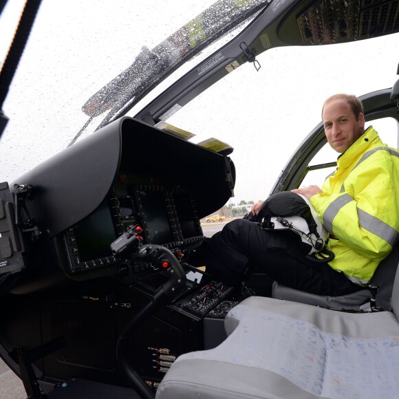 Le prince William, duc de Cambridge, a pris ses fonctions de pilote d'hélicoptère ambulance au sein d'East Anglian Air Ambulance le 13 juillet 2015 à l'aéroport de Cambridge.