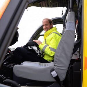 Le prince William, duc de Cambridge, a pris ses fonctions de pilote d'hélicoptère ambulance au sein d'East Anglian Air Ambulance le 13 juillet 2015 à l'aéroport de Cambridge.