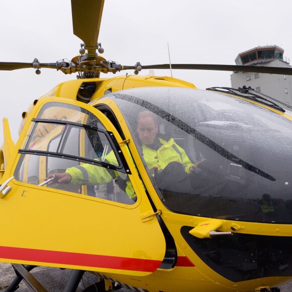 Le prince William, duc de Cambridge, a pris ses fonctions de pilote d'hélicoptère ambulance au sein d'East Anglian Air Ambulance le 13 juillet 2015 à l'aéroport de Cambridge.